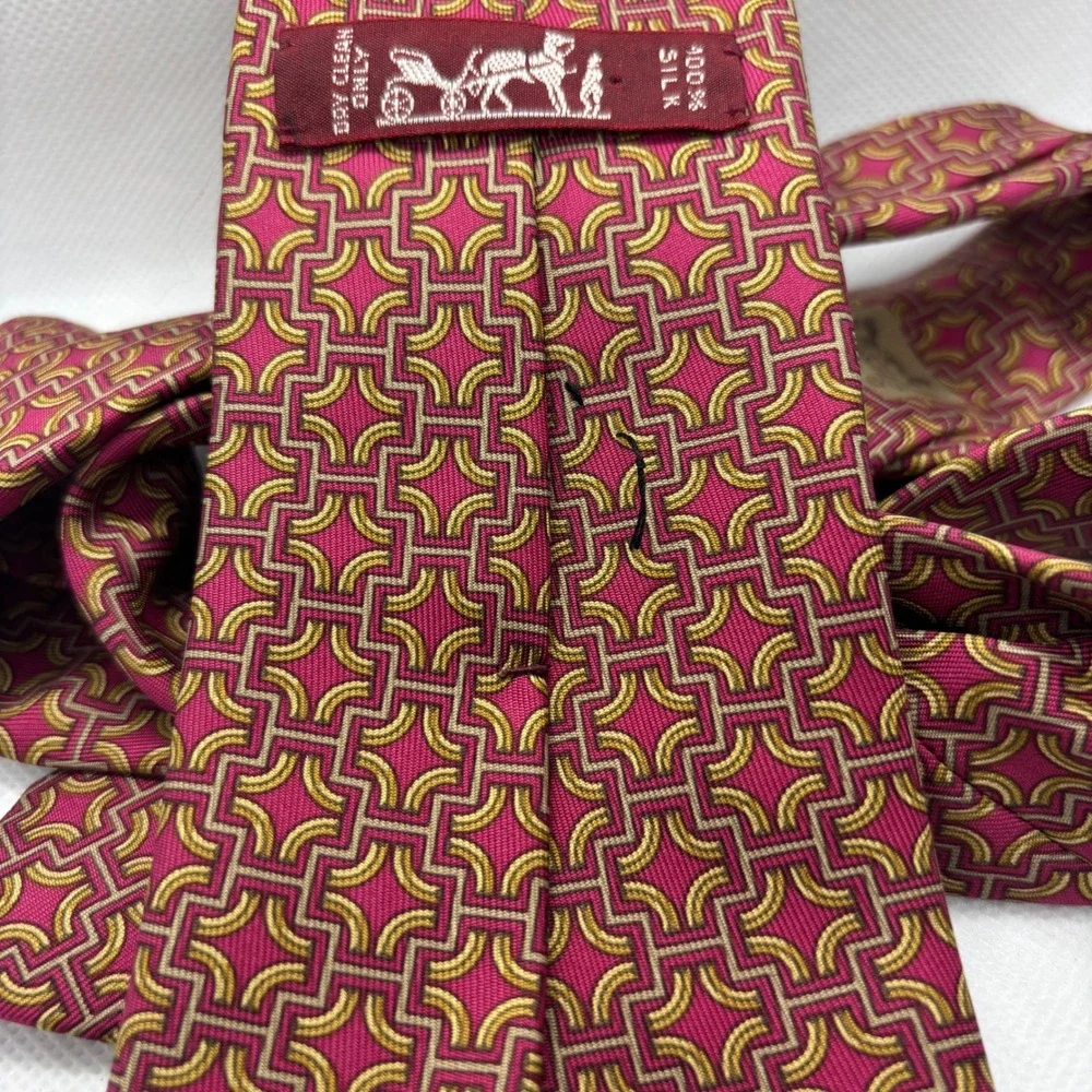 Hermes Silk Necktie Mens Berry Magenta Pink Gold Geometric Chain Link 7331 EA